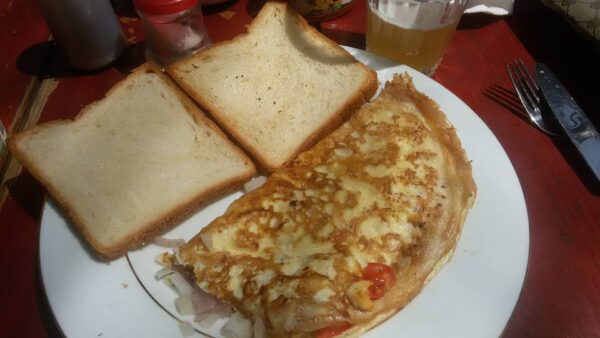 Moje snidane :) Omeleta s cibulkou, rajcatkem a toust :...
