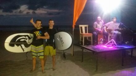 Zasurfovat si pri zapade slnka so spoluziakom, ktoreho ...