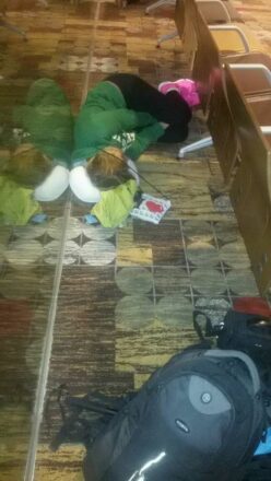 Takto se spi na singapurskem letisti :) Bez letenky do ...