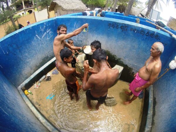 Jak se muži sprchují na Srí Lance :) Ženy to měly v pod...